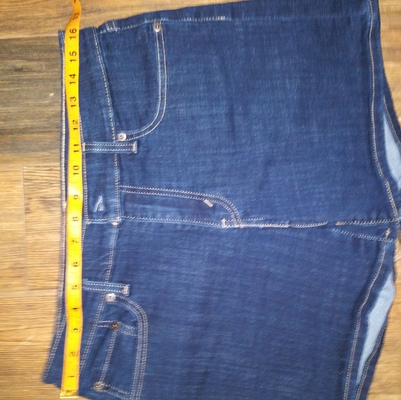 Bundle of Women's Levi Shorts - Picture 3 of 5
